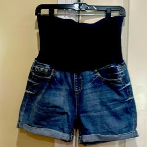 Haute Mama maternity Jean shorts wire once. Very confortable and stylish.